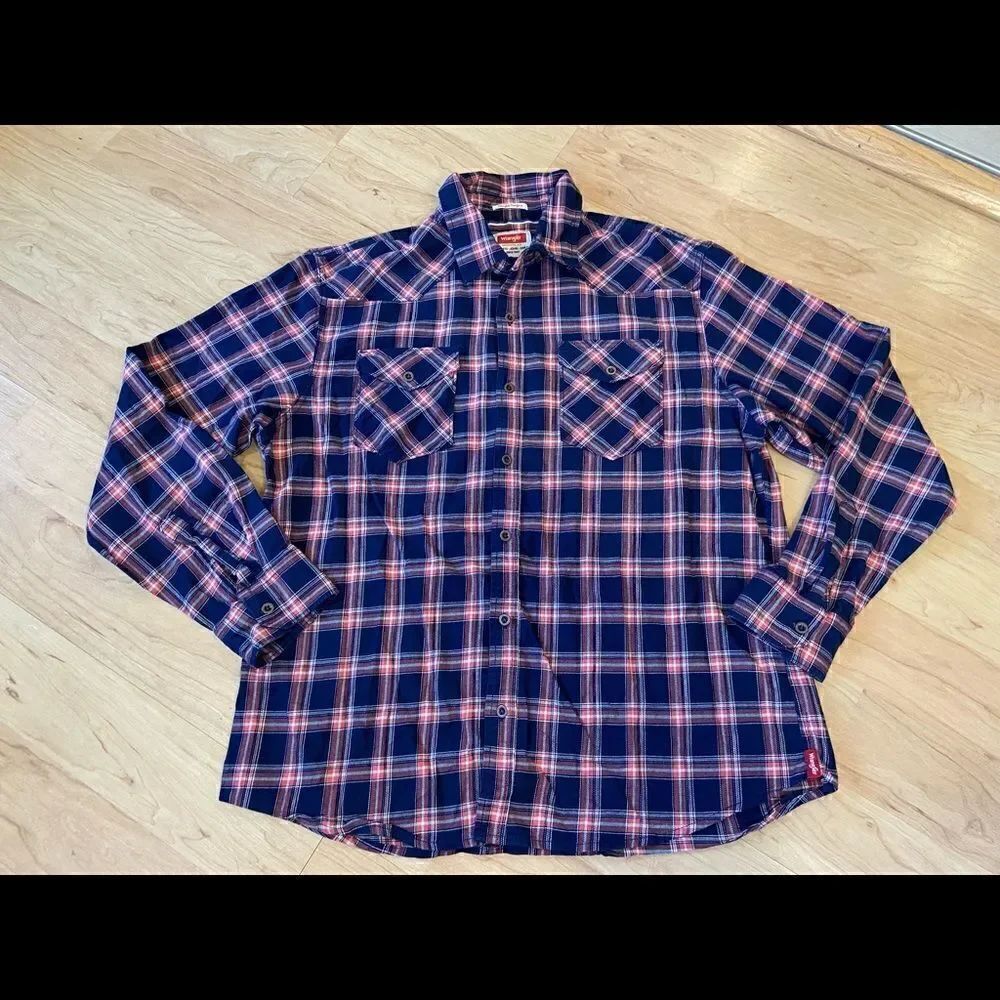 Wrangler blue/salmon plaid long sleeve button down shirt